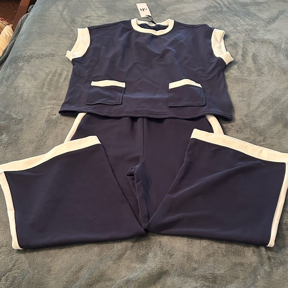 Navy contrast trim round neck and cap sleeve top and pant set.
